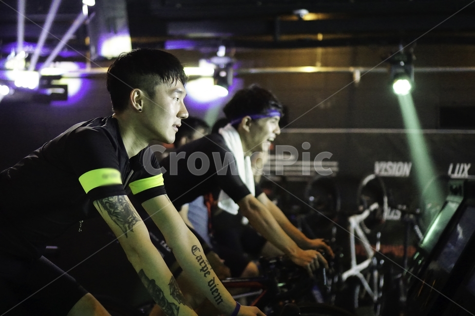 자전거,라이딩,실내라이딩,로라,roadbike,cycling,bicycle,riding,사람들,대중,군중,other people,crowd,남성,남자,man,male,건강,헬스웨어,헬스케어,healthware,health care