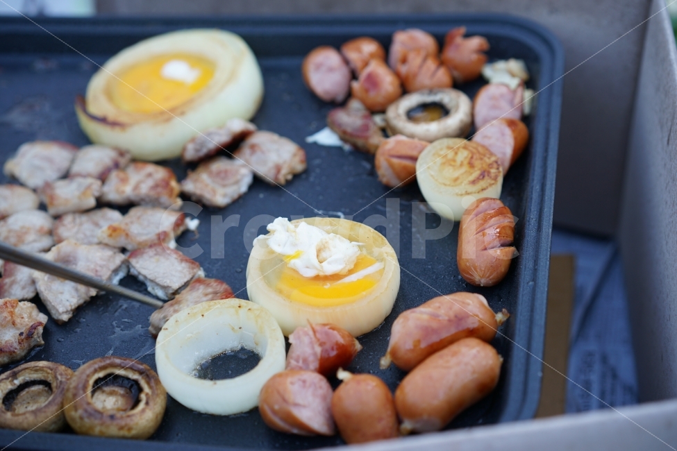 불판,소세지,양파,구이,버섯구이,양송이버섯,꼬기,목살,술자리,안주,술안주,먹방,파티,육류,모임,음식,푸드,계란,후라이,음식,식재료,요리,food,cook,meal,dishes,food reserves,육류,고기,meat