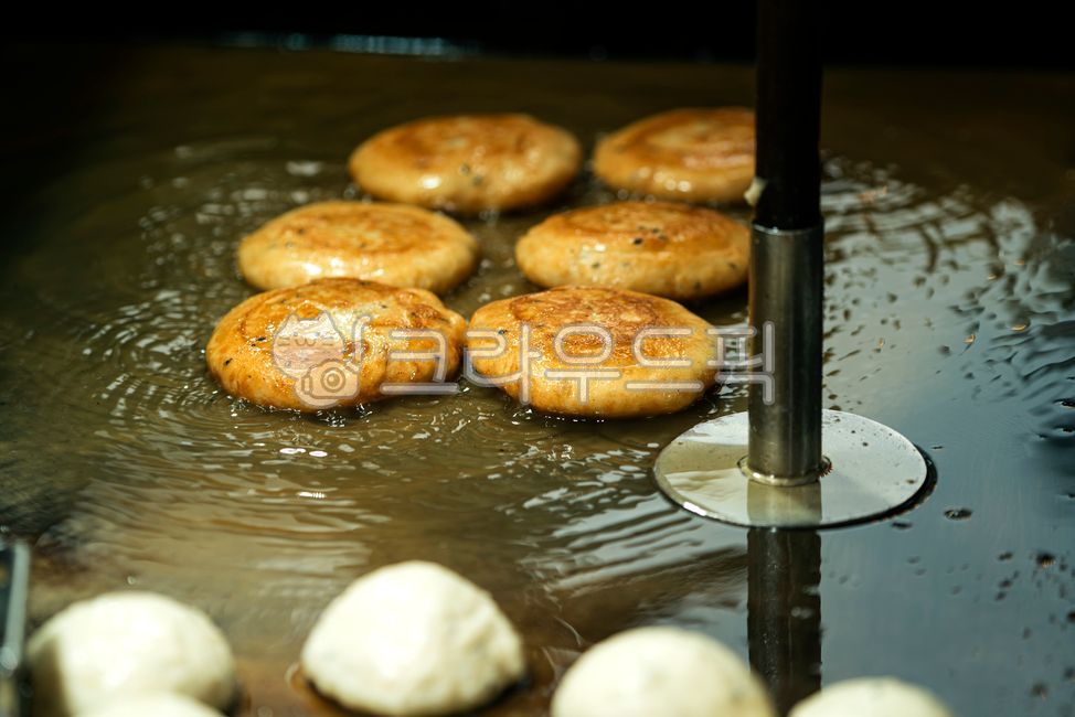 crowding,street food,Hotteok,Korean,Korean culture,cooking,snack bar,food