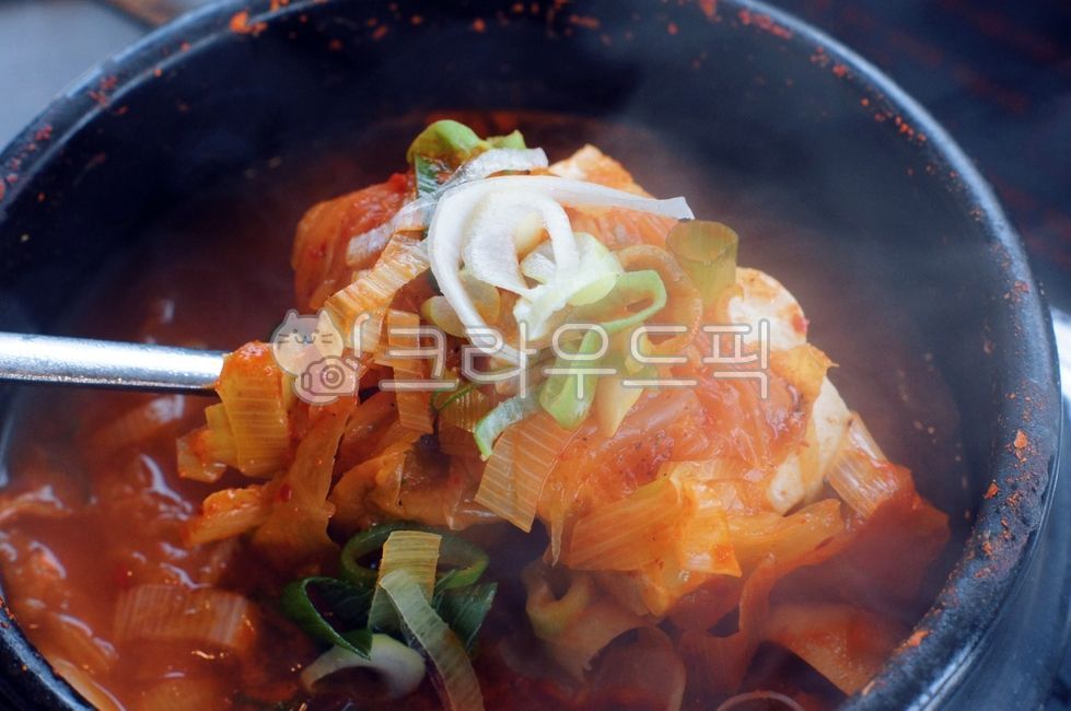 plating,Kimchi hot pot,kimchistew,meatstew,spicystew,kimchijjigae,food,porkstew,earthen pot,Plating,kimchi soup,kfood,cooking,Pork Kimchi Stew,foodpresentation