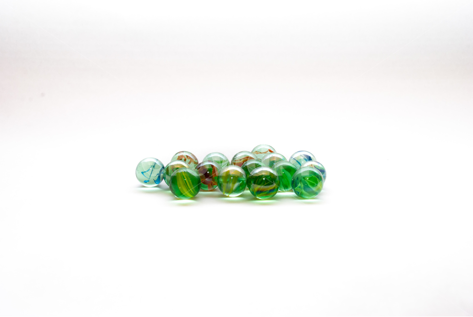 구슬,수정구슬,누끼,구슬치기,놀이,배경,전통놀이,유리구슬,투명,다마,원,원형,동그라미,보석,초록,갈색,수정,사물,물건,오브젝트,thing,object,matter,누끼,remove background