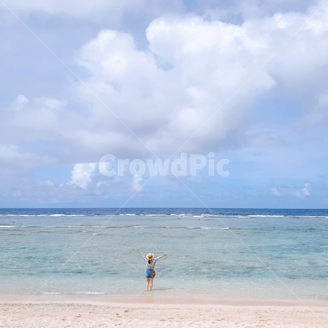 괌,여름,summer,여행,바다,outdoors,옥외,sea,물,water,대양,ocean,관광,자연,파란색,경관,휴식,수평구성,파도,해변,잎,하늘,구름,흰색,해안선,shoreline,human,사람,person,인간,연안,beach,바닷가,coast