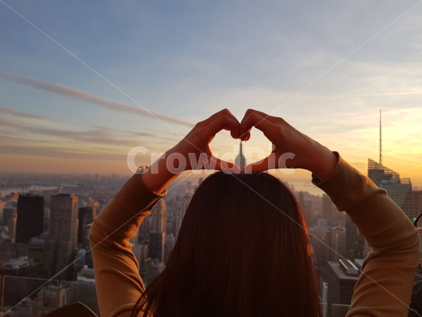 뉴욕,맨하탄,도시,엠파이어스테이트빌딩,인물,뒷모습,newyork,heart,love,manhattan,city,empirestate,사람,인물,인간,human,person,신체일부,몸,body,손,제스처,표시,손짓,표현,gesture,hand,sign,expression,여성,여자,woman,female,lady,감정표현,기분,feeling,emotion
