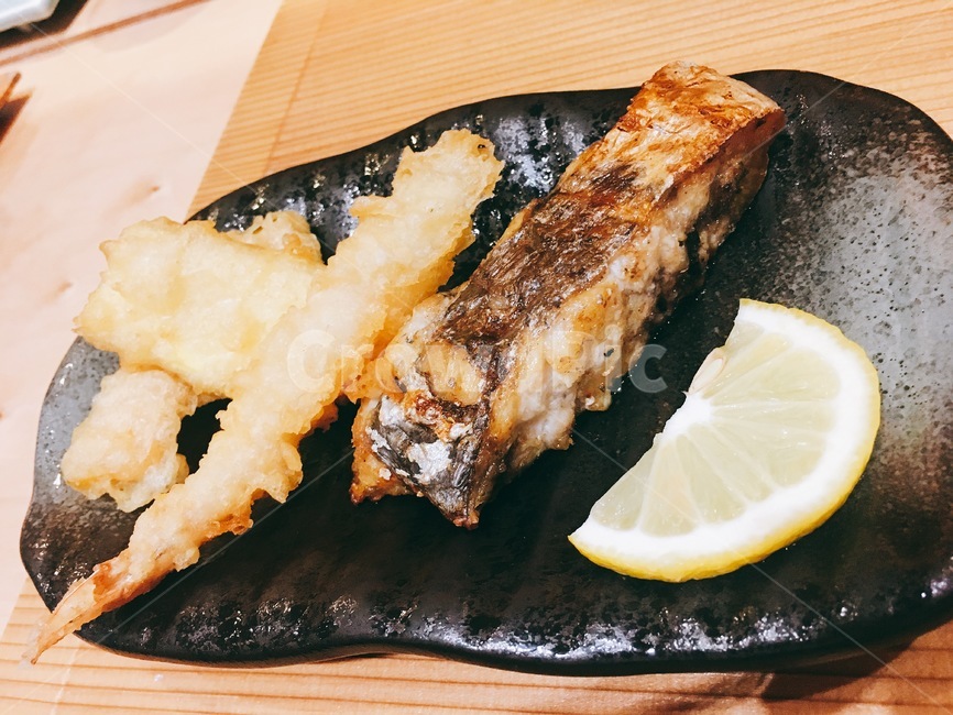 튀김,그릇,접시,생선,레몬,새우,프라이,friedfood,deepfriedshrimp,lemon,food,음식,맛있는,바삭한,plating