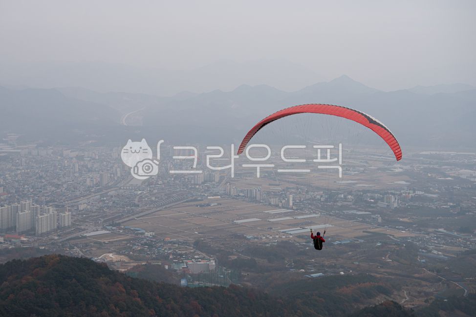 Paragliding,hang gliding,extreme,flight,gliding,takeoff,parachuting,hobby,local city,city,leisure,leisure,building,architecture,apartment,field,mountain