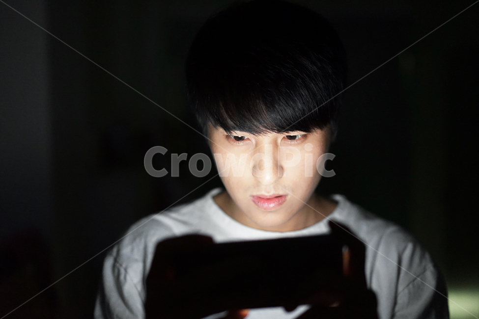 중독,게임중독,스마트폰중독,스마트폰,남자,밤,어둠,빛,전자파,게임,밤샘,addiction,smartphone,game,man,night,light,electromagnetic,사람,인물,인간,human,person,얼굴표정,facial expression,face,남성,남자,man,male,정보통신기술,전자기기,전자제품,it,information,technology,electronic equipment