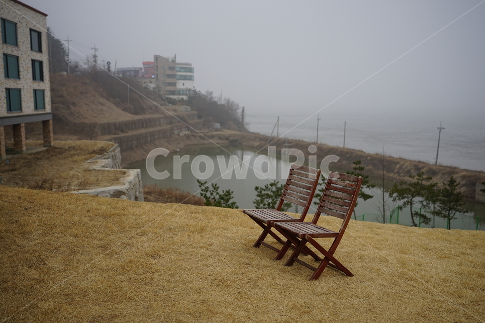 의자,chair,휴식,쉼,쉼터,풍경,풍경사진,커플,둘,나무,경치,휴식공간,two,사물,물건,오브젝트,thing,object,matter
