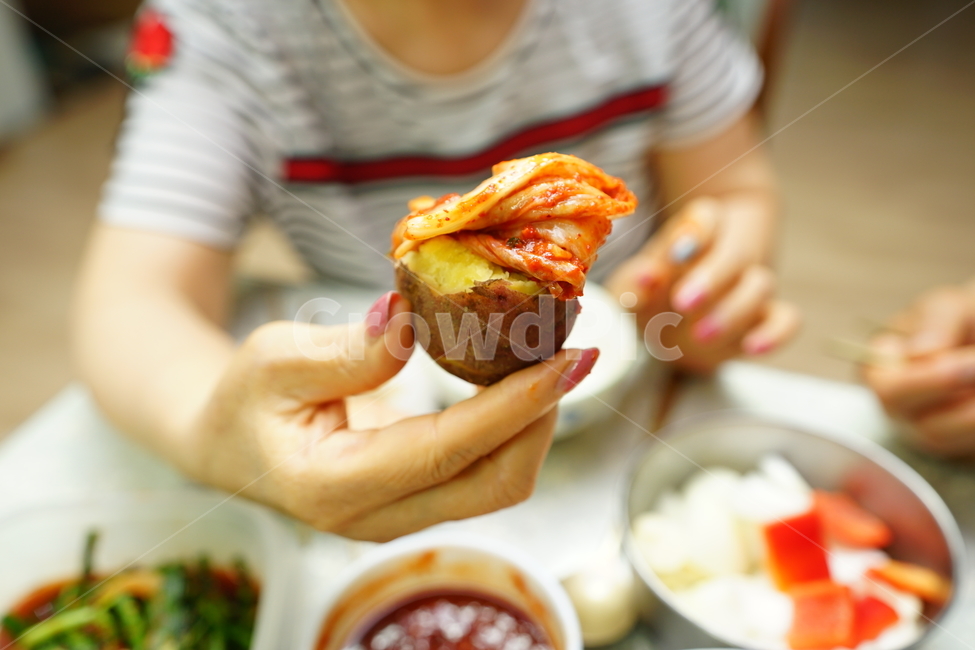 김치,한국식,한식,음식,배추,식사,반찬,매콤,푸드,한국음식,먹거리,사람,인물,인간,human,person,신체일부,몸,body,음식,식재료,요리,food,cook,meal,dishes,food reserves,한식,한국음식,한국요리,korean food,korean dishes,korean meal,korean cook