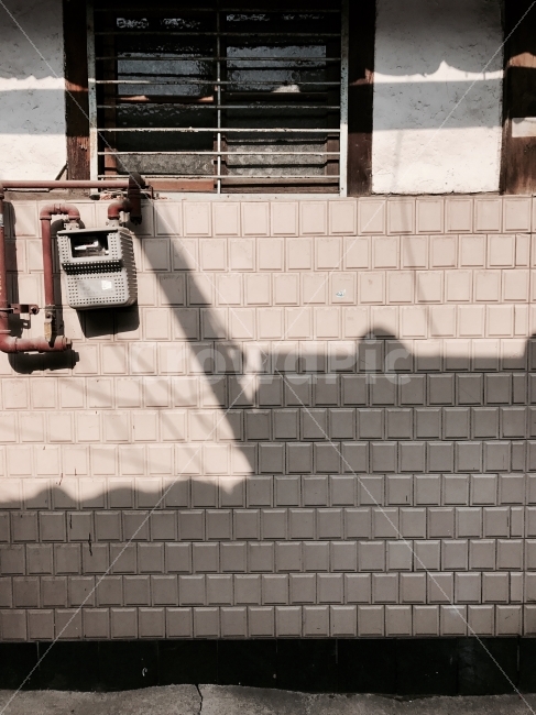 shadow,meter,countryside,dwelling,electric wire,house,korea,eaves,brick,window,tradition,alley,wall,close,electric cord