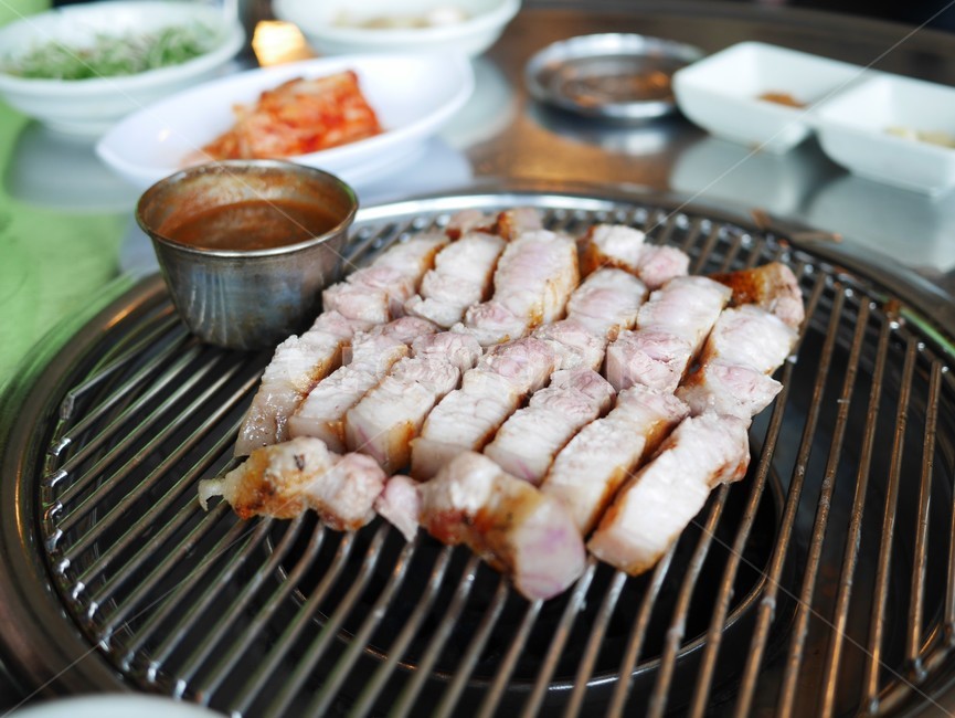 삼겹살구이,삼겹살,육류,바베큐,구이,고기요리,아웃포커스,한식,음식,요리,식사,실내,클로즈업,food,그릴,숯불