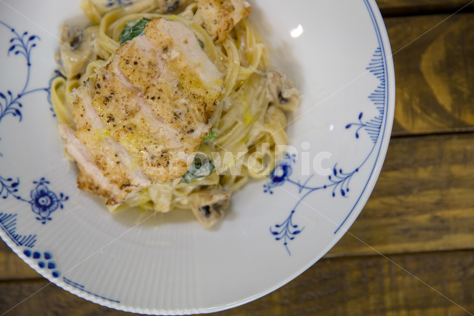 alfredopasta,cheese,chicken,cooked,cream,creamcheese,cuisine,delicious,dinner,dish,food,homemade,hot,lunch,meal,mushroom,pasta,plate,spinach,table,tasty,truffle,trufflepasta,wooden,요리,음식,식사,크림파스타,파스타,스파게티,닭고기,시금치,트러플오일,양식,유럽음식,레스토랑,이탈리아음식,하얀그릇,알프레도파스타,알프레도,치즈,크림치즈,음식,식재료,요리,food,cook,meal,dishes,food reserves