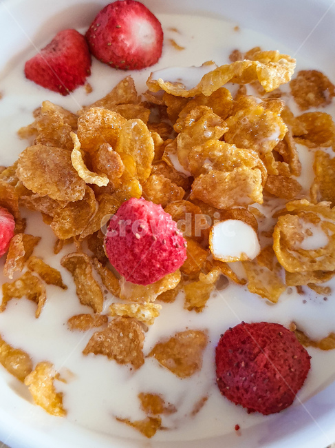 시리얼,딸기,우유,milk,breakfast,음식,식재료,요리,food,cook,meal,dishes,food reserves,아침식사,조식,브런치,breakfast,brunch