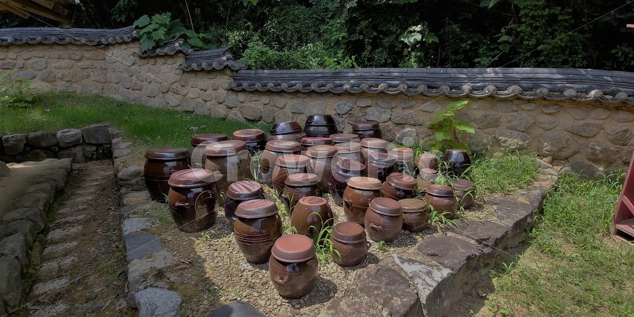 장독대,항아리,토석담장,한식기와,한국전통,전통문화,한국정서,고향,한국전통,한국문화,korean traditional,korean culture,사물,물건,오브젝트,thing,object,matter
