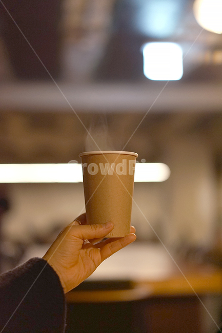 커피,잔,종이컵,음료,차,tea,coffee,카페,cafe,사람,인물,인간,human,person,신체일부,몸,body,커피,카페,coffee,cafe,감성,sensible,feeling