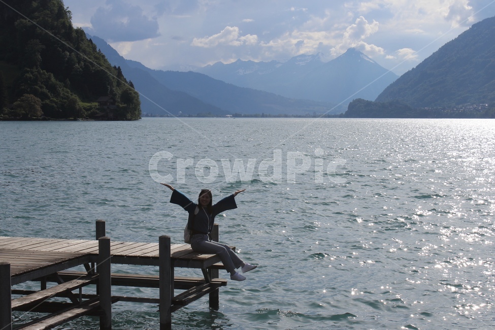 물,water,자연,nature,관광,landscape,경치,관광명소,강,lake,하늘,sky,구름,cloud,스위스,swizerland,vacation,touristattraction,감성,feeling,사람,human,person,인간,여자,woman,윤슬,그림자,shadow
