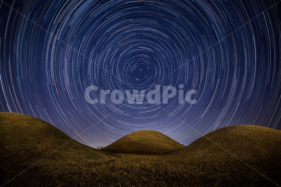 별,일주운동,별궤적,star,별밤,별의일주운동,고분,야경,밤,풍경,nightscape,night,landscape,outdoors,옥외,field,들,grassland,목초지,nature,자연
