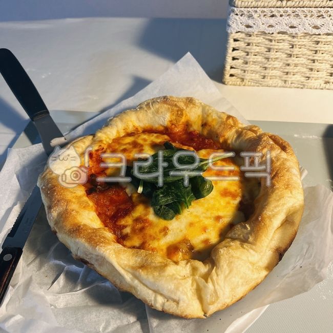 wood fired pizza,Margherita,pizza,basil,Tomato Pizza,Basil Pizza,tomato,Homemade Pizza,cheese