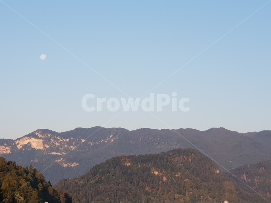 블레드,섬,호수,블레드성,bledcastle,자연,경관,아침달,moon,아침,아침풍경,경치,자연경관,슬로베니아,해외자연,외국자연,세계자연,동유럽자연,동유럽경관,slovenia,자연,풍경,nature,landscape,해외,외국,세계,foreign,oversea,world,세계자연풍경,해외자연풍경,외국자연풍경,world nature landscape,outdoors,옥외,mountain range,산맥,mountain,산