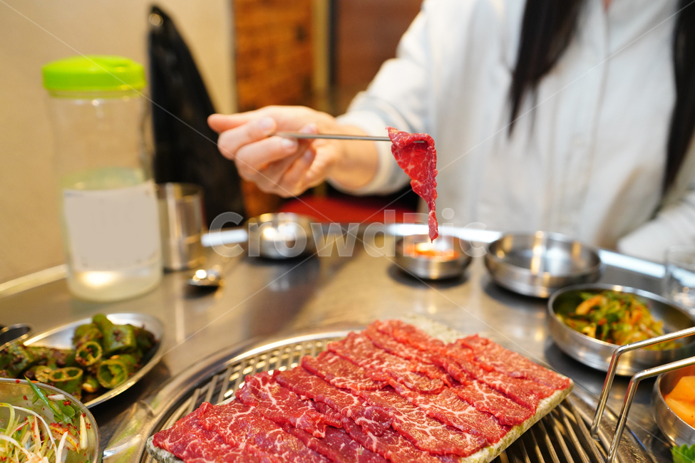 고기,육사시미,먹거리,육식,안주,소,한우,먹방,육류,빨강,레드,음식,푸드,색감,사람,인물,인간,human,person,신체일부,몸,body,음식,식재료,요리,food,cook,meal,dishes,food reserves,육류,고기,meat