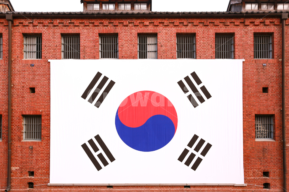 태극기,서대문형무소,일제시대,국기,taegeukgi,jail,prison,flag,japaneseoccupation,한국,관광지,한국명소,건축,건축물,건물,랜드마크,광복절,대한독립,감옥,철창,형무소,일제,풍경,korea,touristattraction,architecture,building,landmark,nationalliberationday,independence,landscape,건축물,건물외관,exterior,building,structure,architecture,construction