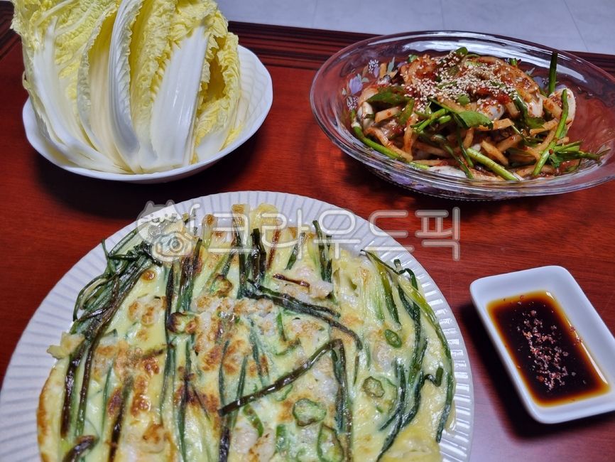 flour food,cabbage,rawoysterdish,glass plate,Tongyeong raw oyster dish,watercelery,flourfood,leekpancake,driedoysters,pancake,oysterdish,koreafood,vegetable pancake,dish,sesame,tongyeongrawoysterdish,seafood pancake,seasoning,saucer,water parsley,bowls,se