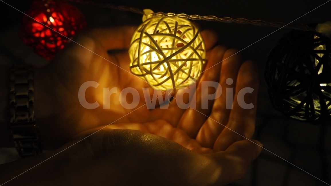 조명,빛,손,따뜻함,포근함,아늑함,light,cozy,인테리어,interior,hand,대비,분위기,감성,일상,색감,emotion,daily,sensible,feeling,healing,snap,스냅,landscape,감성사진,사람,인물,인간,human,person,신체일부,몸,body,감성,sensible,feeling,사물,물건,오브젝트,thing,object,matter