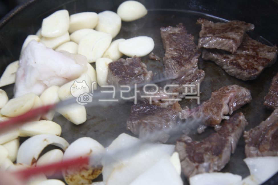 food,음식,고기,구이,소고기,소고기구이,마늘,야채,손,굽는사람,철판,후라이팬,식사,요리,고기집