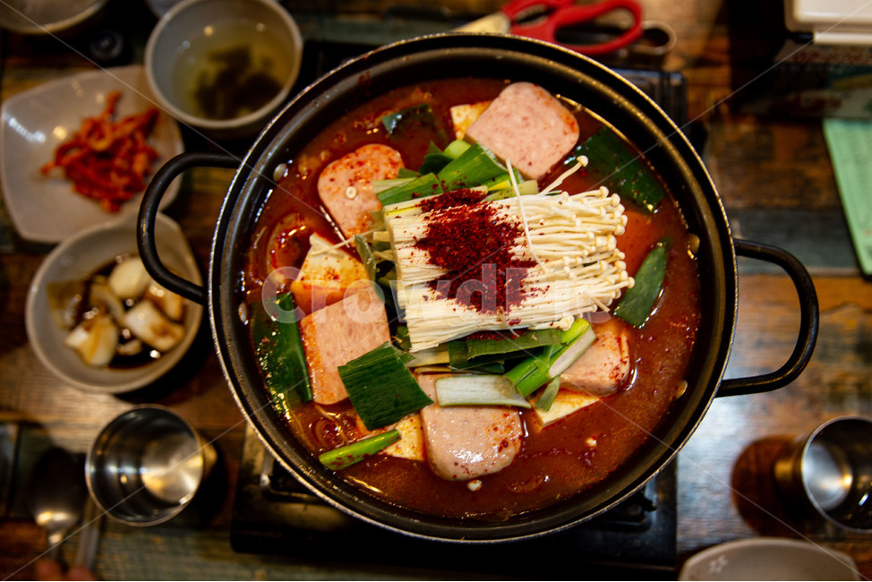 한국전통음식,김치찌게,서민적음식,돼지고기,김치,햄,두부,버섯,koreantraditionalfood,kimchijjigae,ham,mushrooms,tofu,pork,greenonions,dish,요리,food,음식