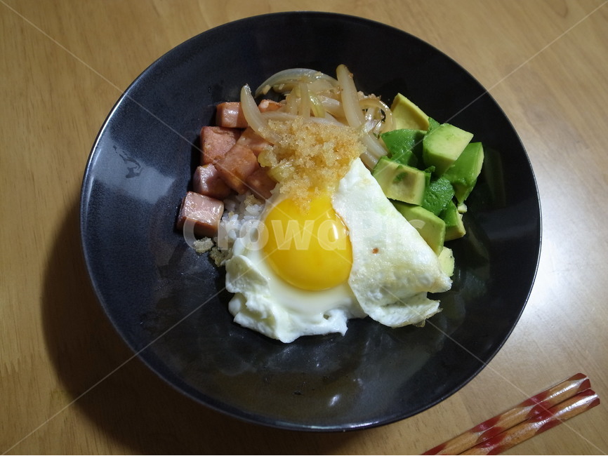 rice bowl,avocado,Avocado rice bowl,Nukki,flying fish roe,bibimbap,one bowl,convenience food,food,one pot dish,food nuki,Spam rice bowl,Stirfried Onion,Fried egg,Easy cooking,cooking,spam