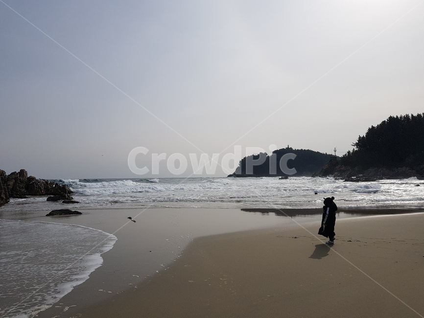 sea,바다,ocean,물,water,대양,shoreline,해안선,person,사람,human,인간,바닷가,nature,자연,soil,흙,ground,바닥,weather,나라,land,옥외,outdoors,날씨