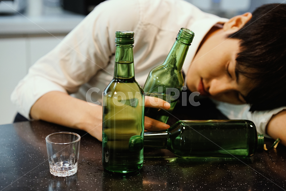 소주,알콜,음주,과음,숙취,술,술병,남성,남자,취객,회식,만취,사람,인물,인간,human,person,남성,남자,man,male,술,주류,alcohol