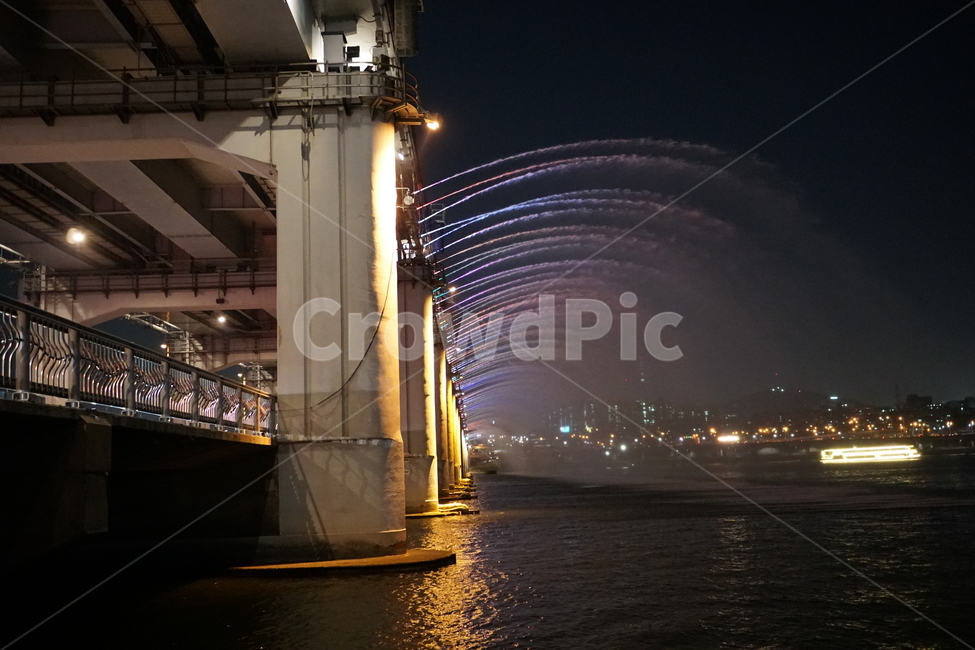 한국,코리아,korea,서울,seoul,풍경,landscape,야경,nightview,nightscene,nightscape,한강,hanriver,반포대교,한강다리,교량,bridge,불빛,물줄기,밤하늘,가로등,무지개분수,반포대교무지개분수,야경,밤,풍경,nightscape,night,landscape,도시,city,한국도시풍경,한국도시경관,korea cityscape,water,물