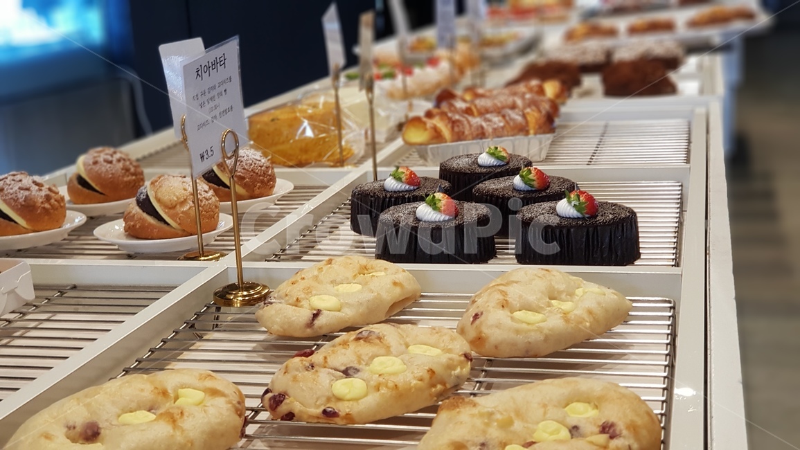 shop,bakery,빵집,빵,딸기,음식,식재료,요리,food,cook,meal,dishes,food reserves,빵,bread