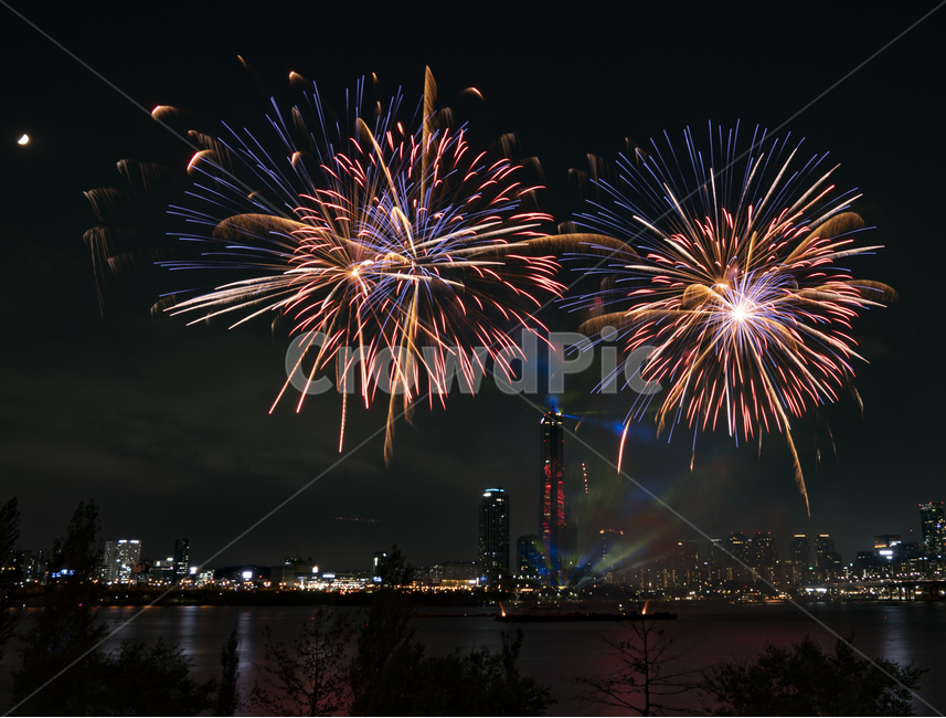 불꽃놀이,불꽃축제,서울국제불꽃축제,fireworks,한강,아경,한화불꽃축제,풍경,nightscape,night,landscape,도시,city,한국도시풍경,한국도시경관,koreacityscape,축제,행사,festival,event,nature,자연,옥외,outdoors,감성,아름다운,beautiful,야경,밤,풍경,nightscape,night,landscape