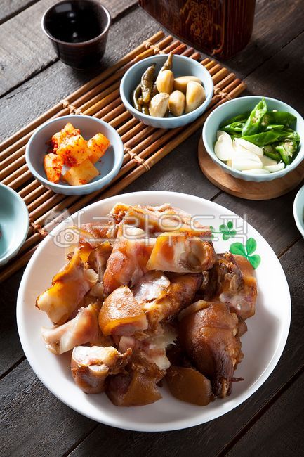 족발,미니족발,족발보쌈,돼지족발,보쌈,돼지,고기,돼지고기,전통음식,식당,음식,요리,먹거리,맛집,음식점,한국음식,보쌈수육,마늘,고추,트레이,시장,전통시장,시장음식,족발무침,매운족발,대나무트레이,대나무받침,술잔,술안주,안주,돼지족,미니족,보쌈족발