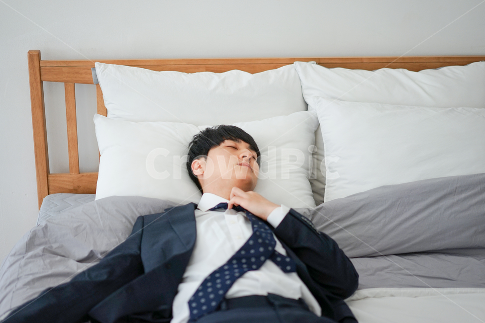 남성,남자,정장,침대,집,실내,침실,넥타이,피로감,퇴근,bed,사람,인물,인간,human,person,남성,남자,man,male