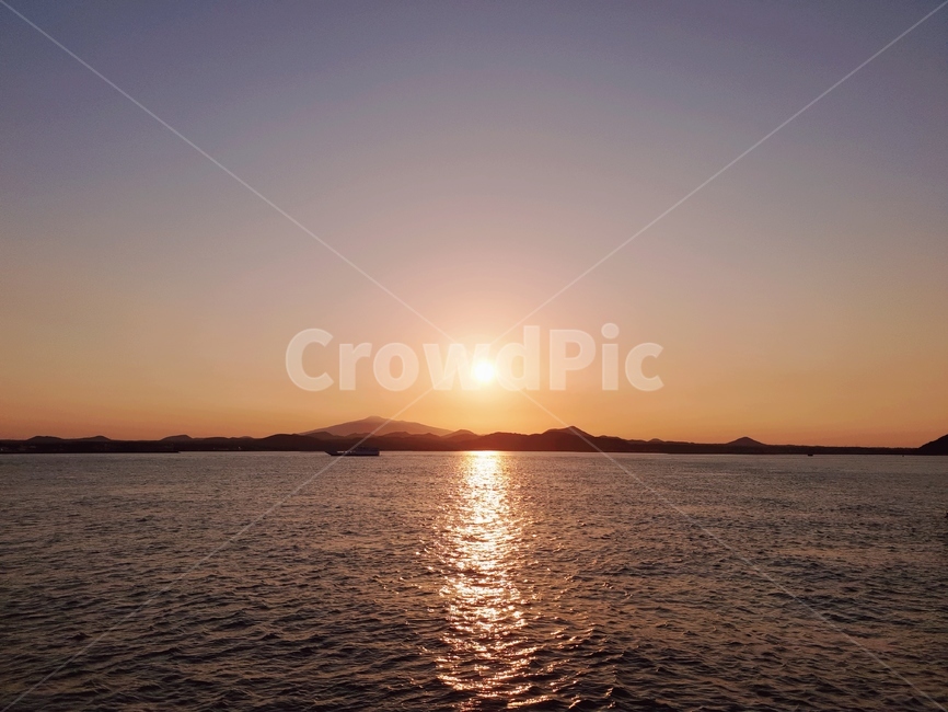 일몰,sunshine,태양,sunset,바다,섬,하늘,sun,ocean,자연,풍경,nature,landscape,sunlight,햇빛,outdoors,옥외,dawn,새벽,red sky,붉은 하늘,sky,dusk,황혼,light,빛,flare,플레어