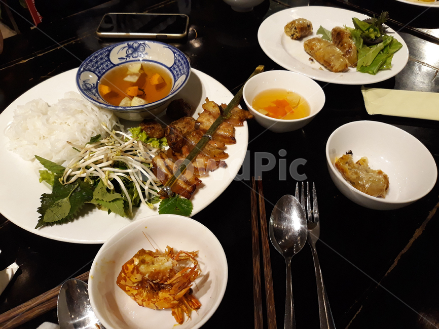식당,레스토랑,테이블,식탁,음식,요리,접시,그릇,분짜,숟가락,젓가락,포크,소스,새우,해산물,야채,숙주,채소,면,고기,핸드폰,베트남,배트남음식,베트남요리,원형접시