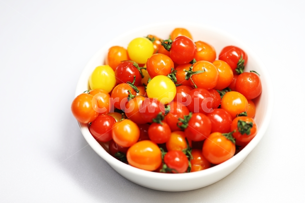 waterdrops,Cherry tomato,fruit,yellow,tomato,vegetable,red,tomatoes,ingredients,fire,glassbottles,Water bottle,glass bottle,delicious,food,Red,orange,water drop,cherrytomatoes,dessert,background,plant