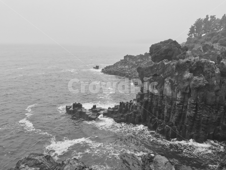 흑백,제주도,파도,바다,주상절리,자연,풍경,nature,landscape,한국자연풍경,한국자연경관,korea nature landscape,제주도,jeju,jeju island,흑백,모노톤,monochrome,black and white,promontory,곶,outdoors,옥외,cliff,낭떠러지