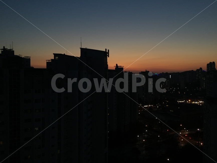 개와늑대의시간,노을지는아파트,용인의노을,노을,어둠,도시,풍경,city,landscape,야경,밤,nightscape,night,nature,자연,outdoors,옥외,sky,하늘,red sky,붉은 하늘,dusk,황혼,dawn,새벽,sunset,일몰,silhouette,실루엣