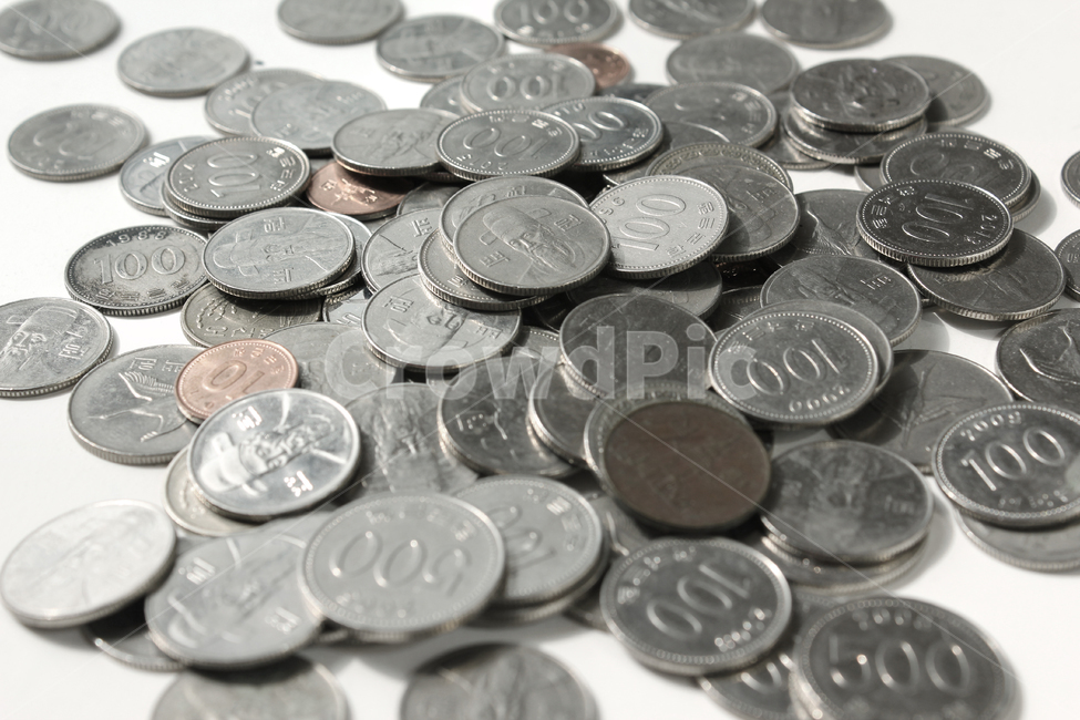 한국,한국동전,동전,100원,10원,500원,금속,은색,흰배경,금융,실버,경제,banking,korea,coin,metal,money,silver,won,cash,돈,더미,덩어리,group,쌓인,많은,many,금융,돈,finance,banking,money,연출,컨셉,콘셉,direction,concept