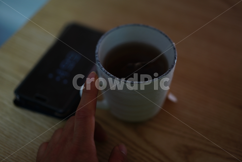 느낌,차,티타임,tea,cup,휴식,컵,유리,쉼,어둠,분위기,머그컵,일상,감성,사람,인물,인간,human,person,신체일부,몸,body,음료수,drink,beverage