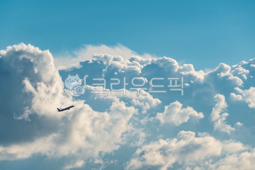 sky,takeoff,nature,clouds,summer sky,cumulonimbus,cloud,outdoors,airplane
