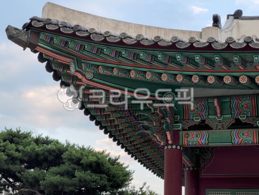 blue sky,Museum of Contemporary Art,beauty,color,white clouds,pattern,establishment,Tangible cultural property,building,summer,seoul,outdoor,Jongnogu,Gyeonggeundang,Tourist destination,Dancheong,old palace,decoration,architecture,Jongchinbu