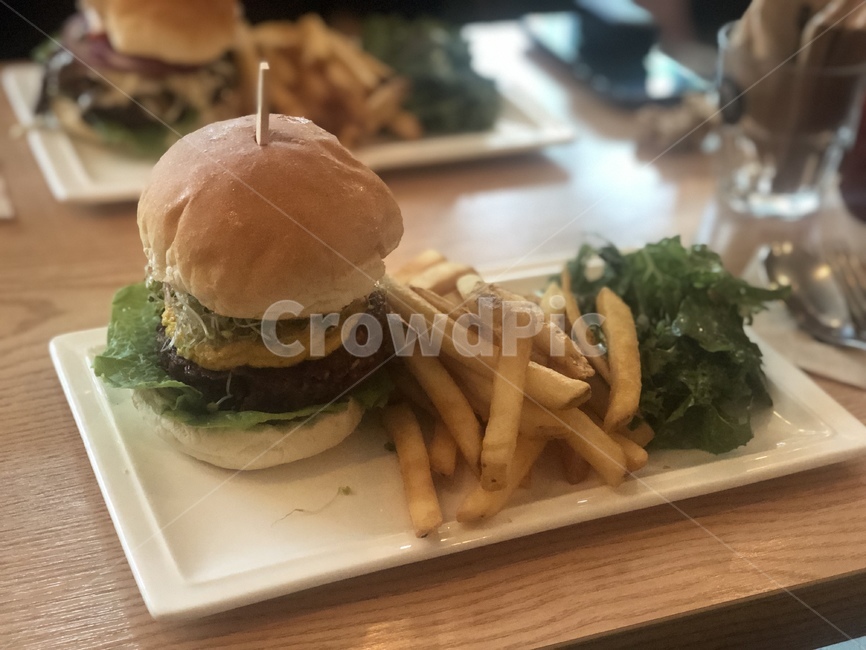 food,음식,burger,버거,햄버거,감자튀김,식사,간식,초록,비건,밥,그릇,테이블