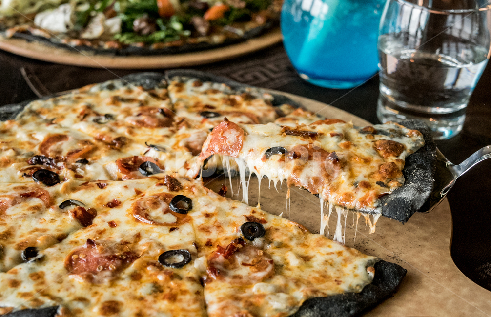 Thin Pizza,pizza,Salad Pizza,Italian food,thin pizza,Black sesame dough,restaurant food,Olive Pizza,cheese