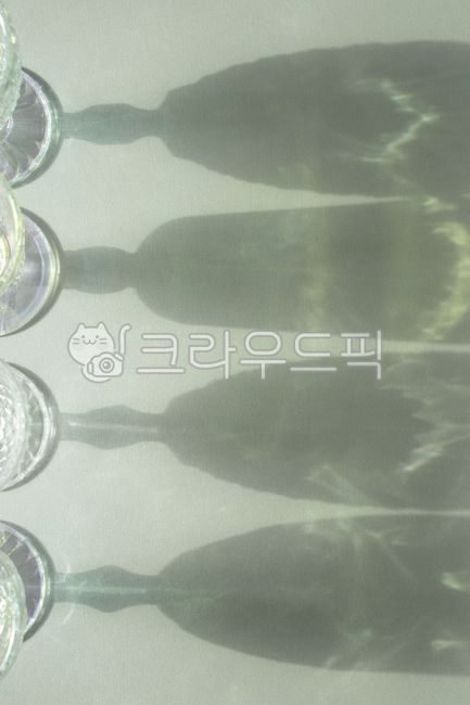 카피공간,파티,초대,행사,고급,유리,그림자,실루엣,레스토랑,크리스탈,빛나는,유리잔,샴페인,반짝이는,음료,잔,배경,와인잔,goblet,고블릿,glass,술