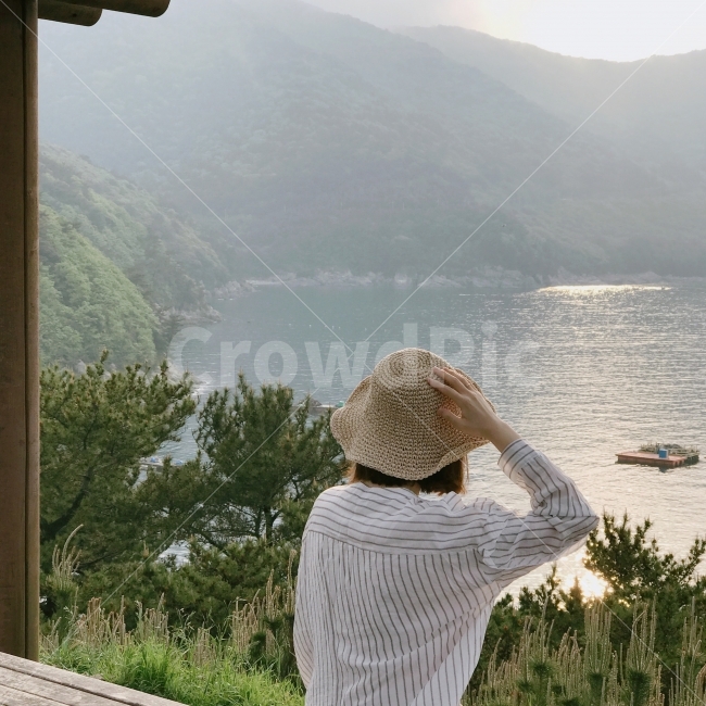 바다,여자,뒷모습,인물,벤치,풍경,자연,자연,풍경,nature,landscape,여행,휴가,traveling,vacation,trip,사람,인물,인간,human,person,여성,여자,woman,female,lady
