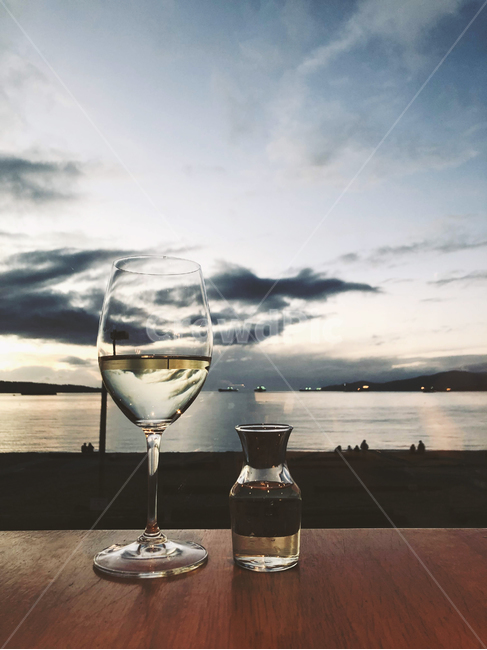 whitewine,wine,wineglass,beach,해변,일몰,sunset,화이트와인,와인,와인잔,beverage,마실것,와인바